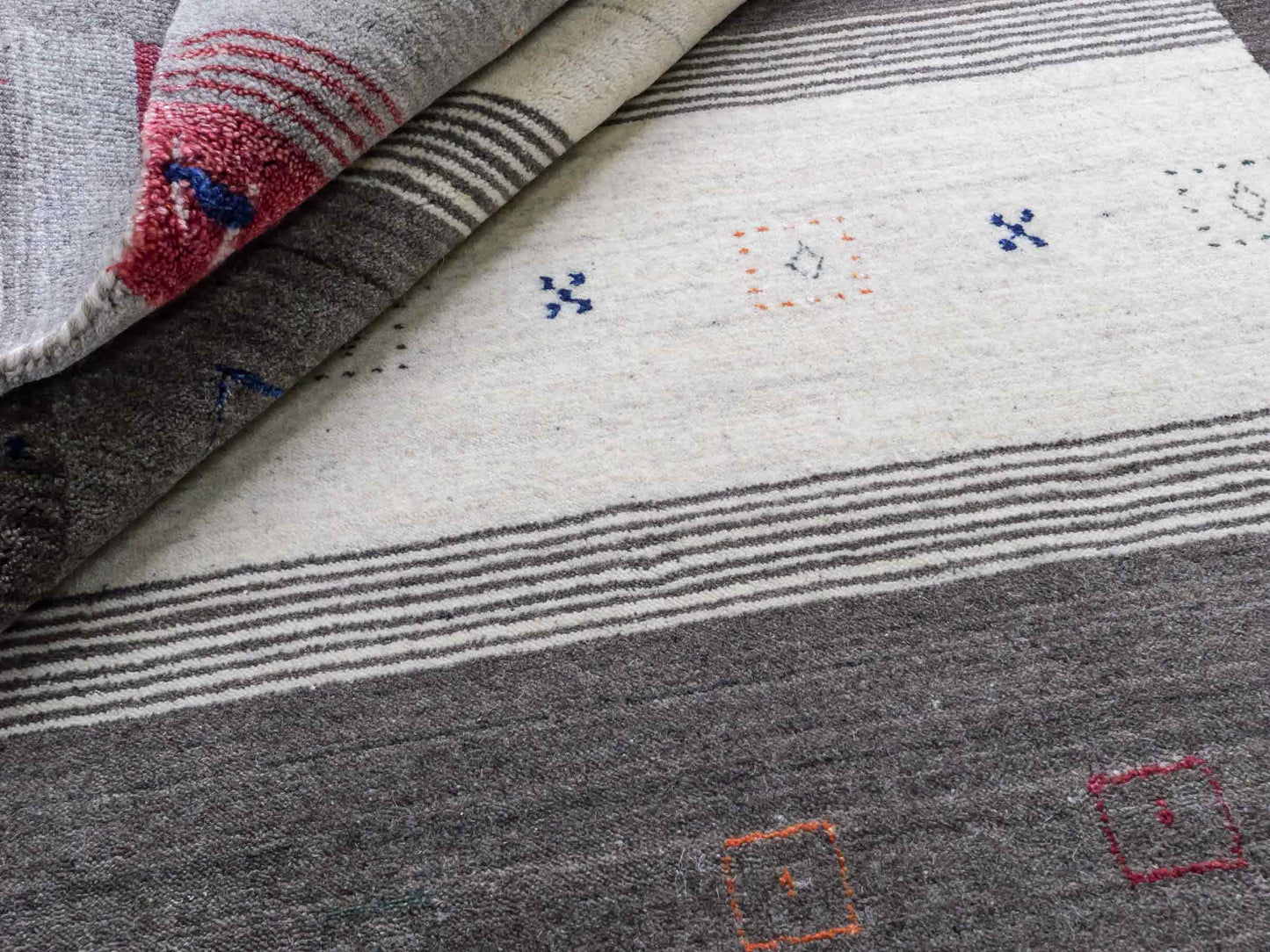 Moderner, Handloom Lori Gabbeh Orientteppich von Khademi aus Wolle mit Bambusseide, grau, mehrfarbig. Nomaden-Design. Produziert in Indien. Größe: 241x171cm. Teppichnummer: KB4-1813. Verkauf durch Jupiter Intl.