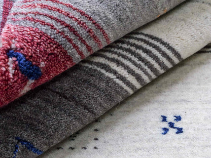 Moderner, Handloom Lori Gabbeh Orientteppich von Khademi aus Wolle mit Bambusseide, grau, mehrfarbig. Nomaden-Design. Produziert in Indien. Größe: 241x171cm. Teppichnummer: KB4-1813. Verkauf durch Jupiter Intl.