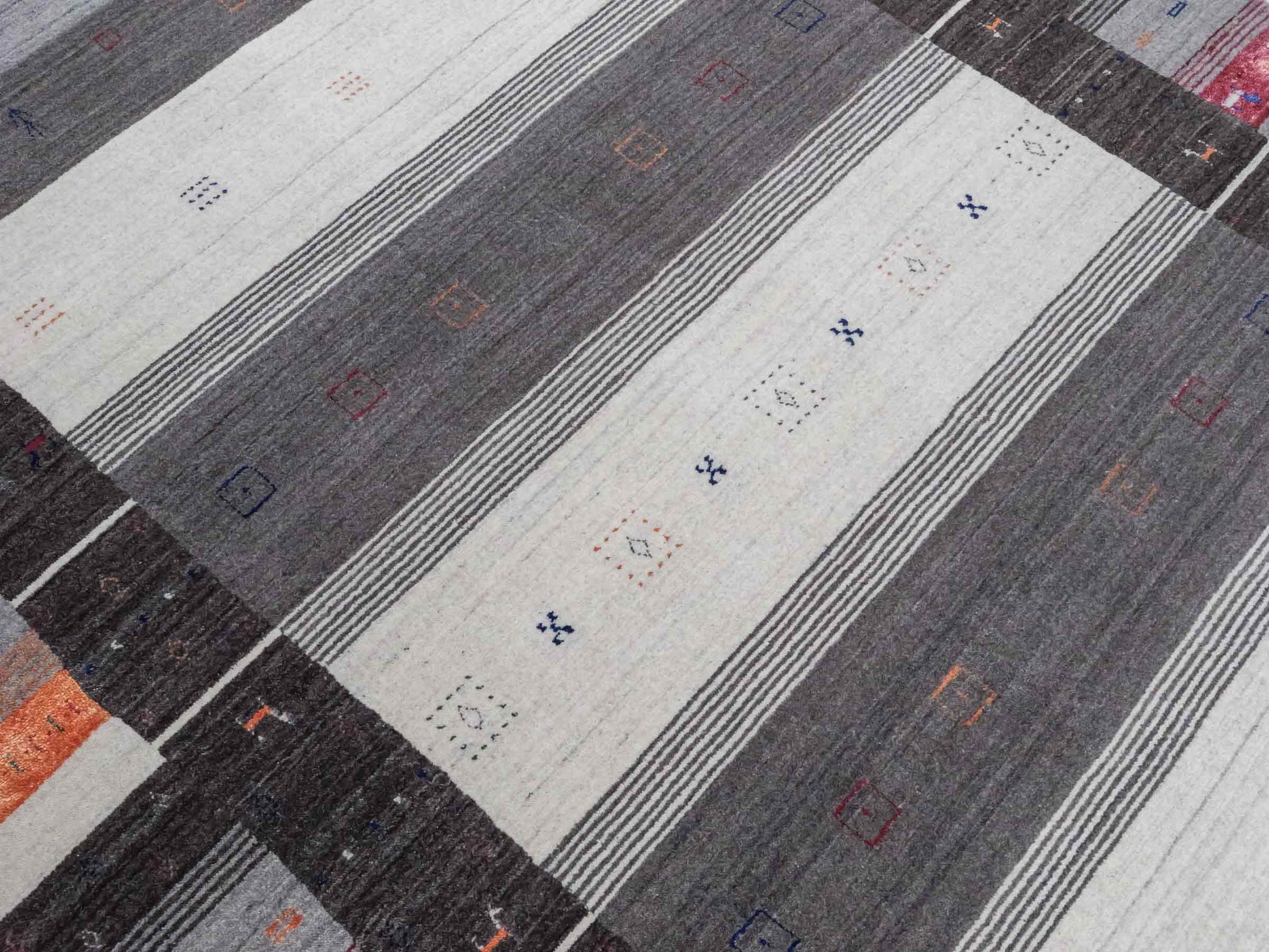 Moderner, Handloom Lori Gabbeh Orientteppich von Khademi aus Wolle mit Bambusseide, grau, mehrfarbig. Nomaden-Design. Produziert in Indien. Größe: 241x171cm. Teppichnummer: KB4-1813. Verkauf durch Jupiter Intl.