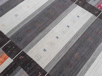 Moderner, Handloom Lori Gabbeh Orientteppich von Khademi aus Wolle mit Bambusseide, grau, mehrfarbig. Nomaden-Design. Produziert in Indien. Größe: 241x171cm. Teppichnummer: KB4-1813. Verkauf durch Jupiter Intl.