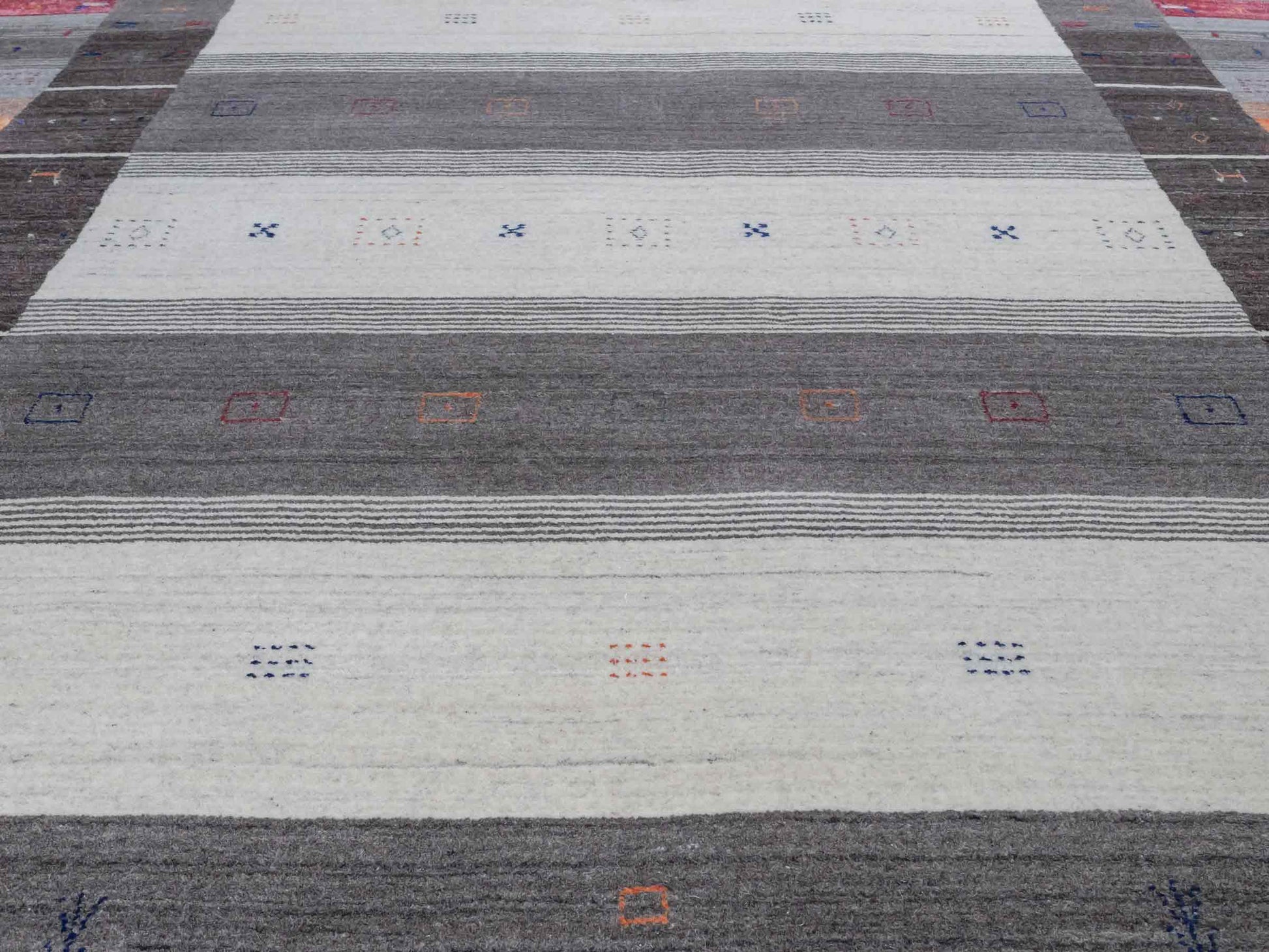 Moderner, Handloom Lori Gabbeh Orientteppich von Khademi aus Wolle mit Bambusseide, grau, mehrfarbig. Nomaden-Design. Produziert in Indien. Größe: 241x171cm. Teppichnummer: KB4-1813. Verkauf durch Jupiter Intl.