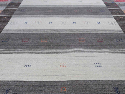 Moderner, Handloom Lori Gabbeh Orientteppich von Khademi aus Wolle mit Bambusseide, grau, mehrfarbig. Nomaden-Design. Produziert in Indien. Größe: 241x171cm. Teppichnummer: KB4-1813. Verkauf durch Jupiter Intl.