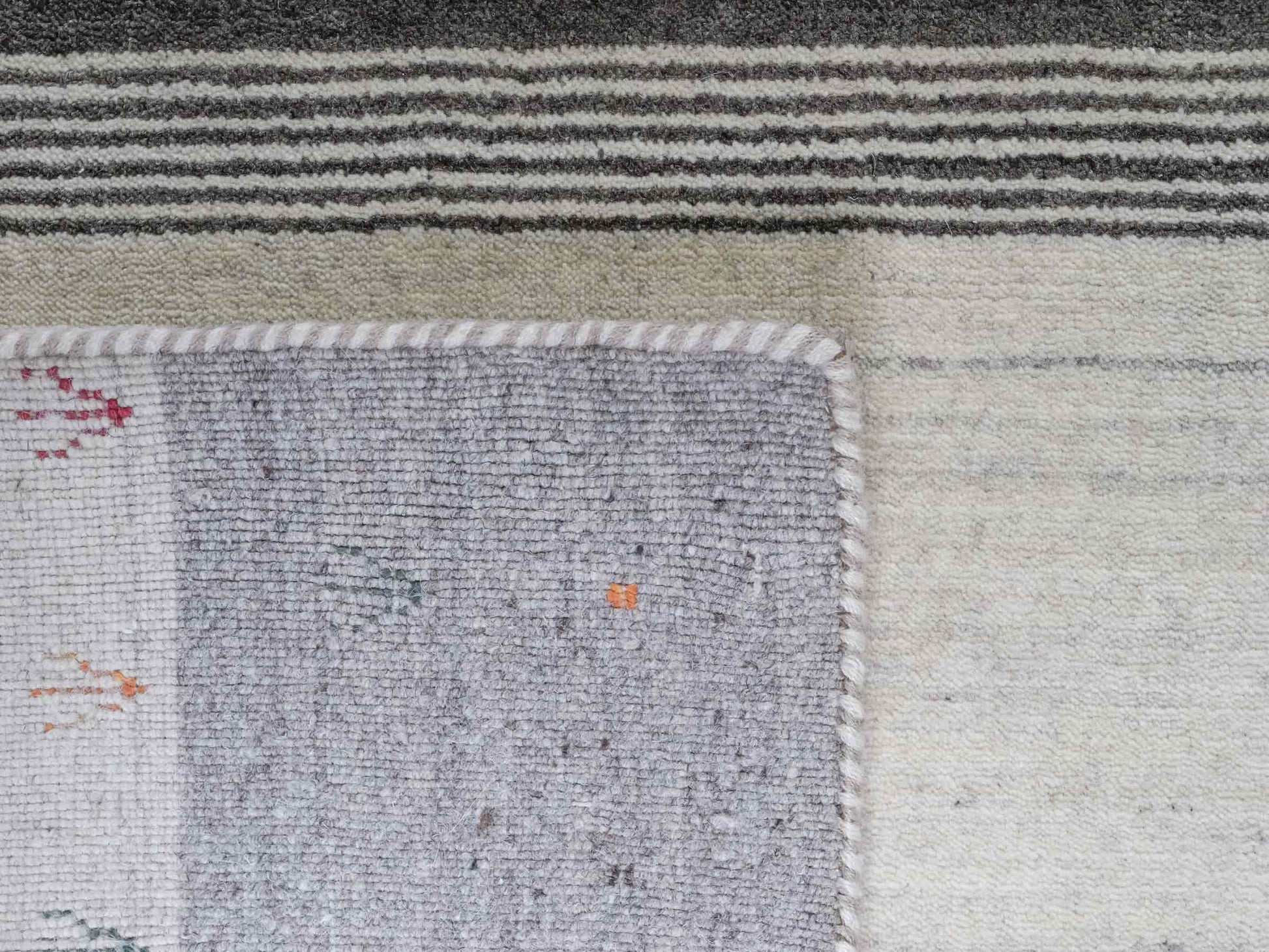 Moderner, Handloom Lori Gabbeh Orientteppich von Khademi aus Wolle mit Bambusseide, grau, mehrfarbig. Nomaden-Design. Produziert in Indien. Größe: 241x171cm. Teppichnummer: KB4-1813. Verkauf durch Jupiter Intl.