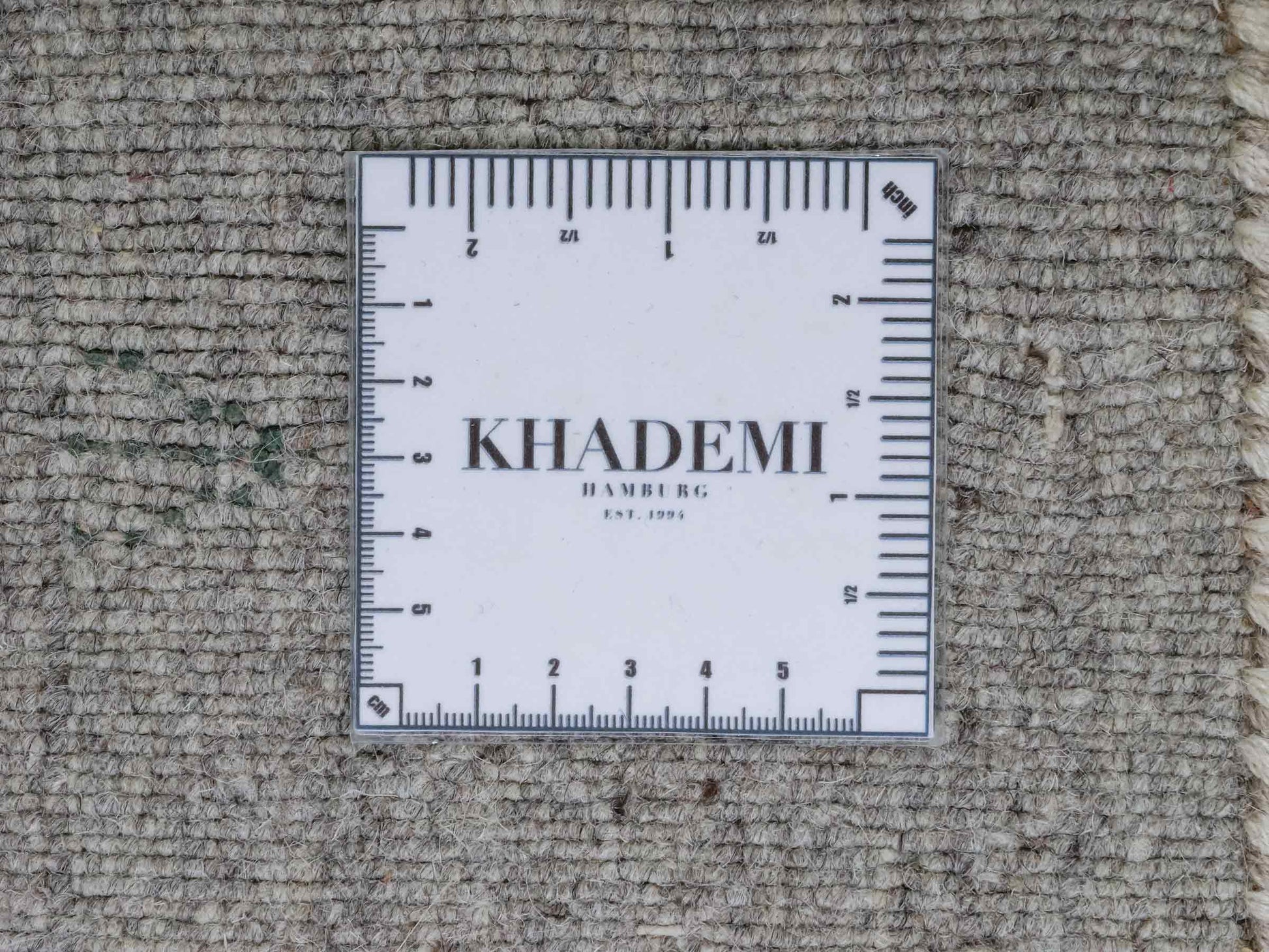 Moderner, Handloom Lori Gabbeh Orientteppich von Khademi aus Wolle mit Bambusseide, grau, mehrfarbig. Nomaden-Design. Produziert in Indien. Größe: 241x171cm. Teppichnummer: KB4-1813. Verkauf durch Jupiter Intl.