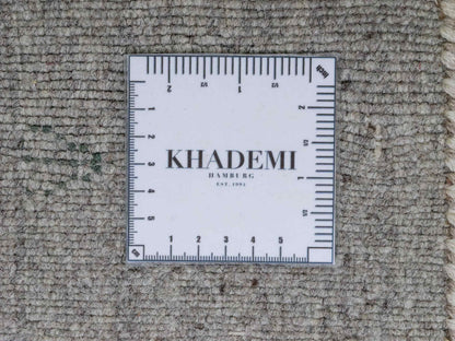 Moderner, Handloom Lori Gabbeh Orientteppich von Khademi aus Wolle mit Bambusseide, grau, mehrfarbig. Nomaden-Design. Produziert in Indien. Größe: 241x171cm. Teppichnummer: KB4-1813. Verkauf durch Jupiter Intl.