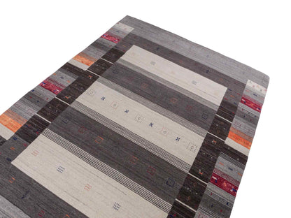 Moderner, Handloom Lori Gabbeh Orientteppich von Khademi aus Wolle mit Bambusseide, grau, mehrfarbig. Nomaden-Design. Produziert in Indien. Größe: 241x171cm. Teppichnummer: KB4-1813. Verkauf durch Jupiter Intl.