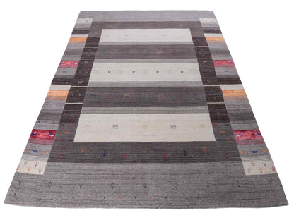 Moderner, Handloom Lori Gabbeh Orientteppich von Khademi aus Wolle mit Bambusseide, grau, mehrfarbig. Nomaden-Design. Produziert in Indien. Größe: 241x171cm. Teppichnummer: KB4-1813. Verkauf durch Jupiter Intl.