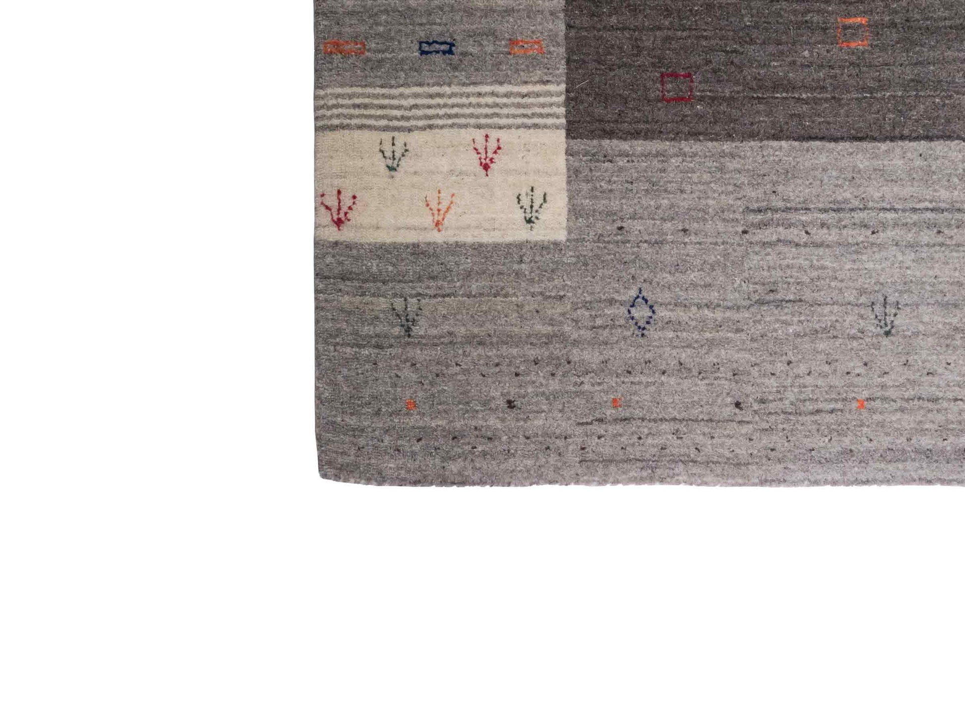 Moderner, Handloom Lori Gabbeh Orientteppich von Khademi aus Wolle mit Bambusseide, grau, mehrfarbig. Nomaden-Design. Produziert in Indien. Größe: 241x171cm. Teppichnummer: KB4-1813. Verkauf durch Jupiter Intl.