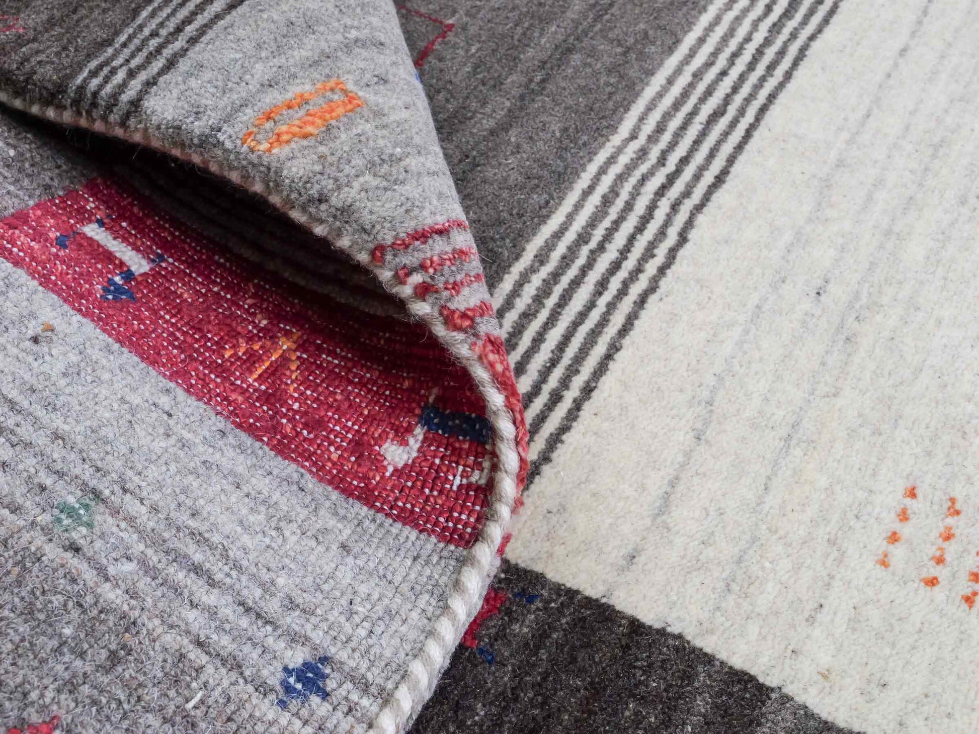 Moderner, Handloom Lori Gabbeh Orientteppich von Khademi aus Wolle mit Bambusseide, grau, mehrfarbig. Nomaden-Design. Produziert in Indien. Größe: 241x171cm. Teppichnummer: KB4-1813. Verkauf durch Jupiter Intl.