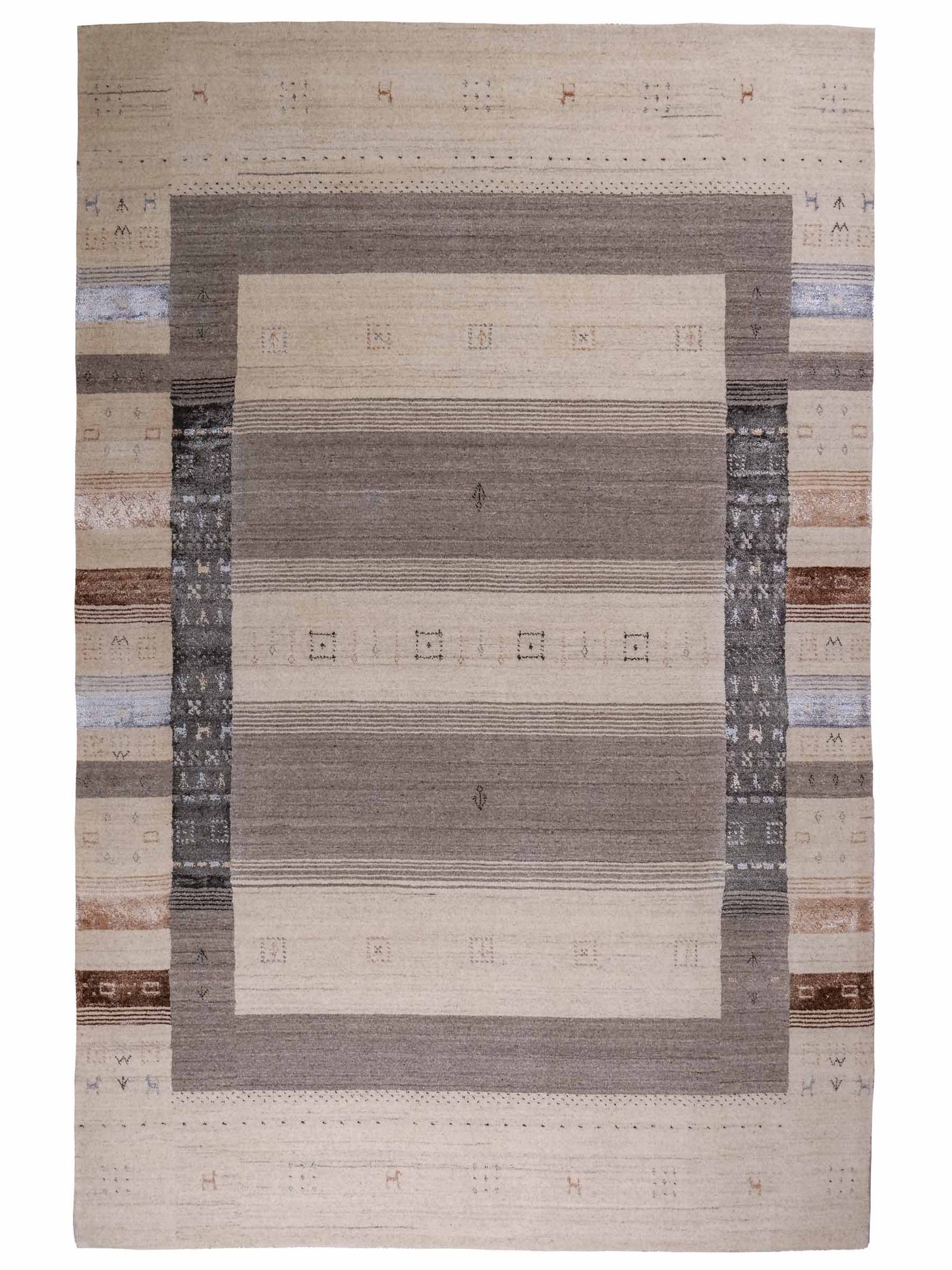 Moderner, Handloom Lori Gabbeh Orientteppich von Khademi aus Wolle mit Bambusseide, cremeweiß, grau, blau, braun. Nomaden-Design. Produziert in Indien. Größe: 241x172cm. Teppichnummer: KB4-1805. Verkauf durch Jupiter Intl.