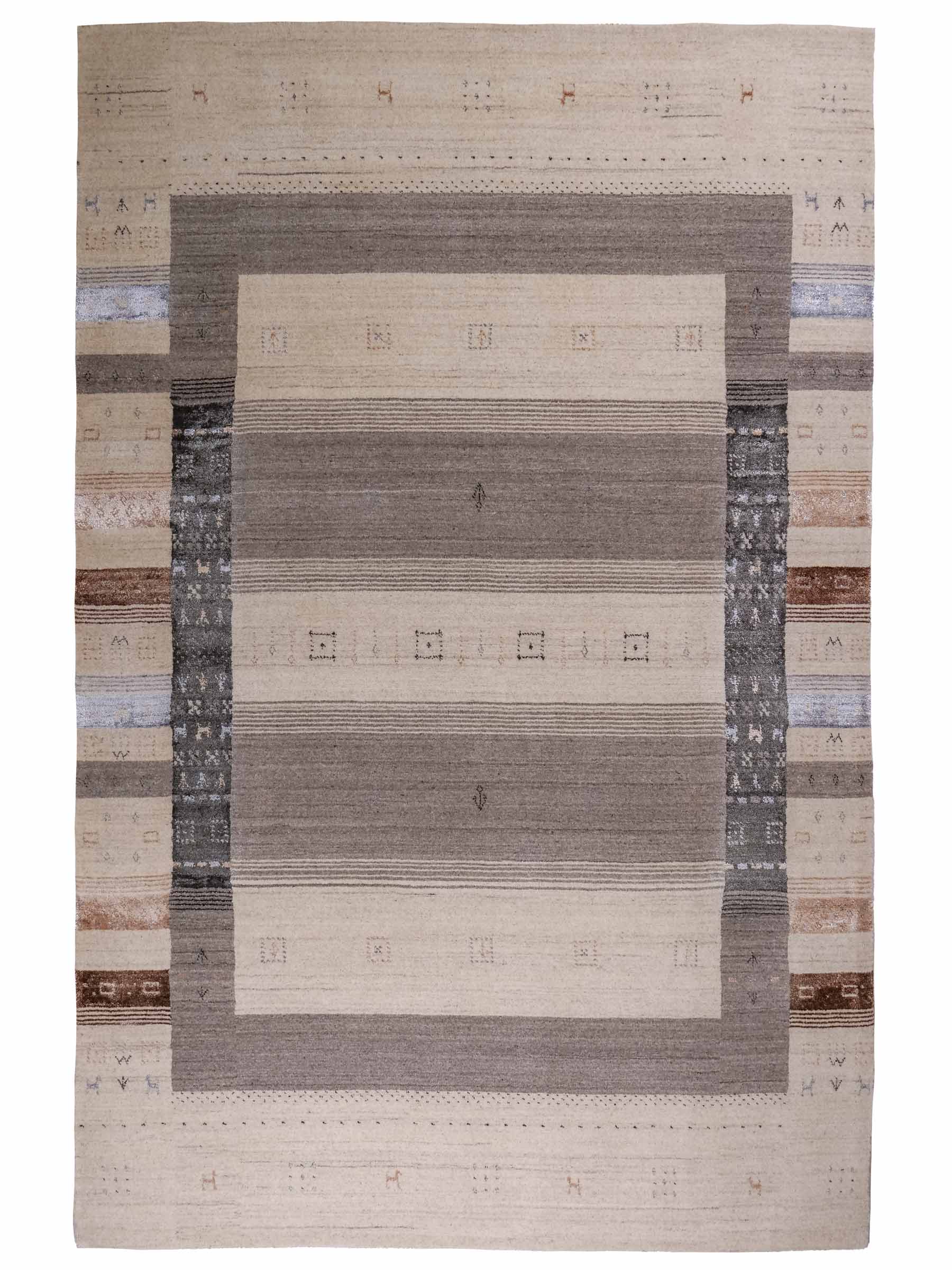 Moderner, Handloom Lori Gabbeh Orientteppich von Khademi aus Wolle mit Bambusseide, cremeweiß, grau, blau, braun. Nomaden-Design. Produziert in Indien. Größe: 241x172cm. Teppichnummer: KB4-1805. Verkauf durch Jupiter Intl.