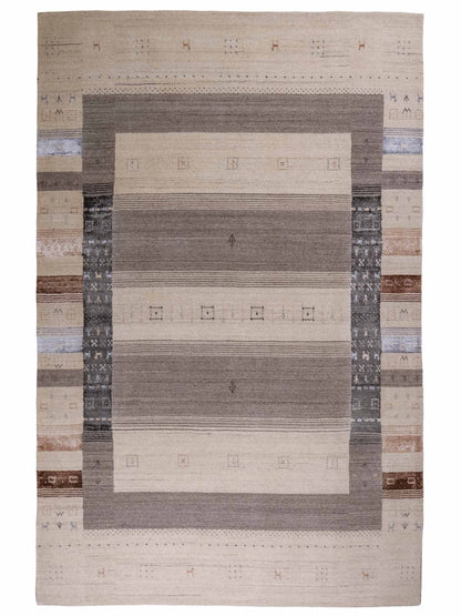 Moderner, Handloom Lori Gabbeh Orientteppich von Khademi aus Wolle mit Bambusseide, cremeweiß, grau, blau, braun. Nomaden-Design. Produziert in Indien. Größe: 241x172cm. Teppichnummer: KB4-1805. Verkauf durch Jupiter Intl.