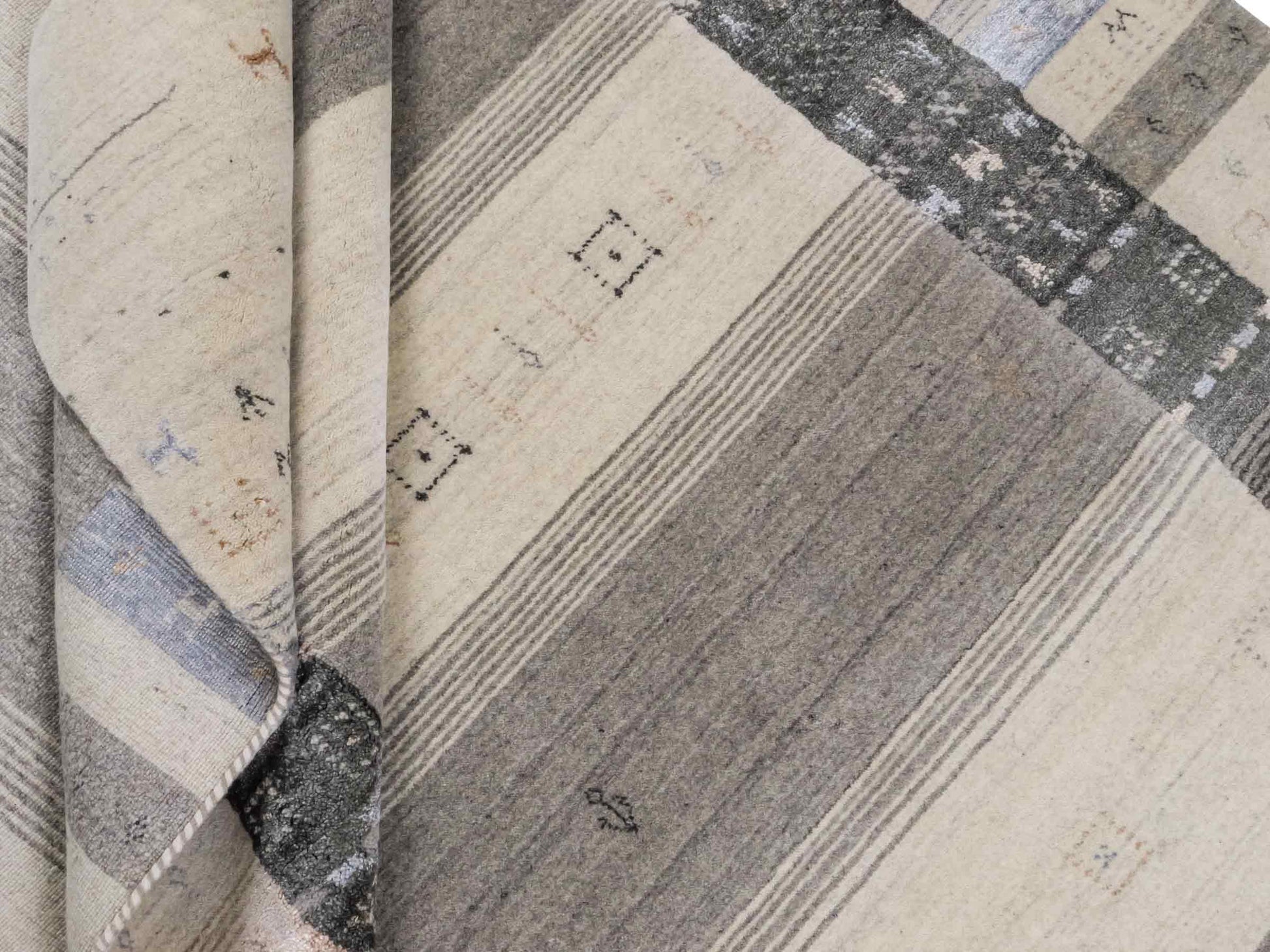 Moderner, Handloom Lori Gabbeh Orientteppich von Khademi aus Wolle mit Bambusseide, cremeweiß, grau, blau, braun. Nomaden-Design. Produziert in Indien. Größe: 241x172cm. Teppichnummer: KB4-1805. Verkauf durch Jupiter Intl.