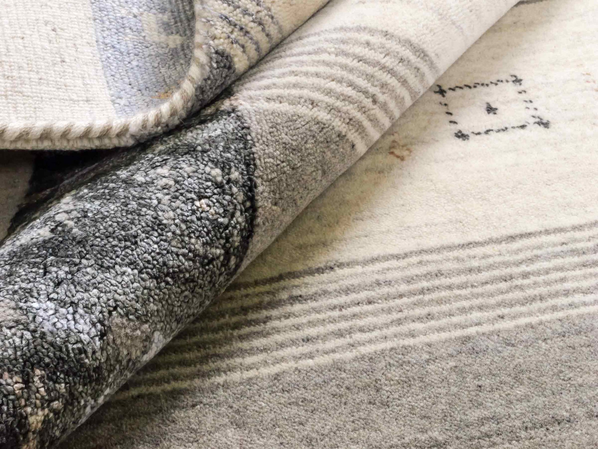 Moderner, Handloom Lori Gabbeh Orientteppich von Khademi aus Wolle mit Bambusseide, cremeweiß, grau, blau, braun. Nomaden-Design. Produziert in Indien. Größe: 241x172cm. Teppichnummer: KB4-1805. Verkauf durch Jupiter Intl.