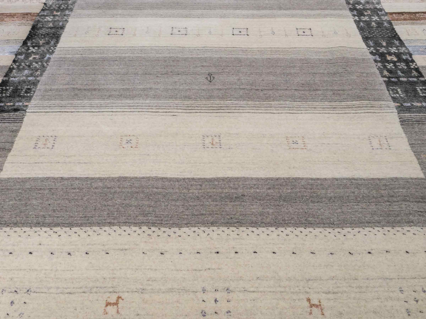 Moderner, Handloom Lori Gabbeh Orientteppich von Khademi aus Wolle mit Bambusseide, cremeweiß, grau, blau, braun. Nomaden-Design. Produziert in Indien. Größe: 241x172cm. Teppichnummer: KB4-1805. Verkauf durch Jupiter Intl.