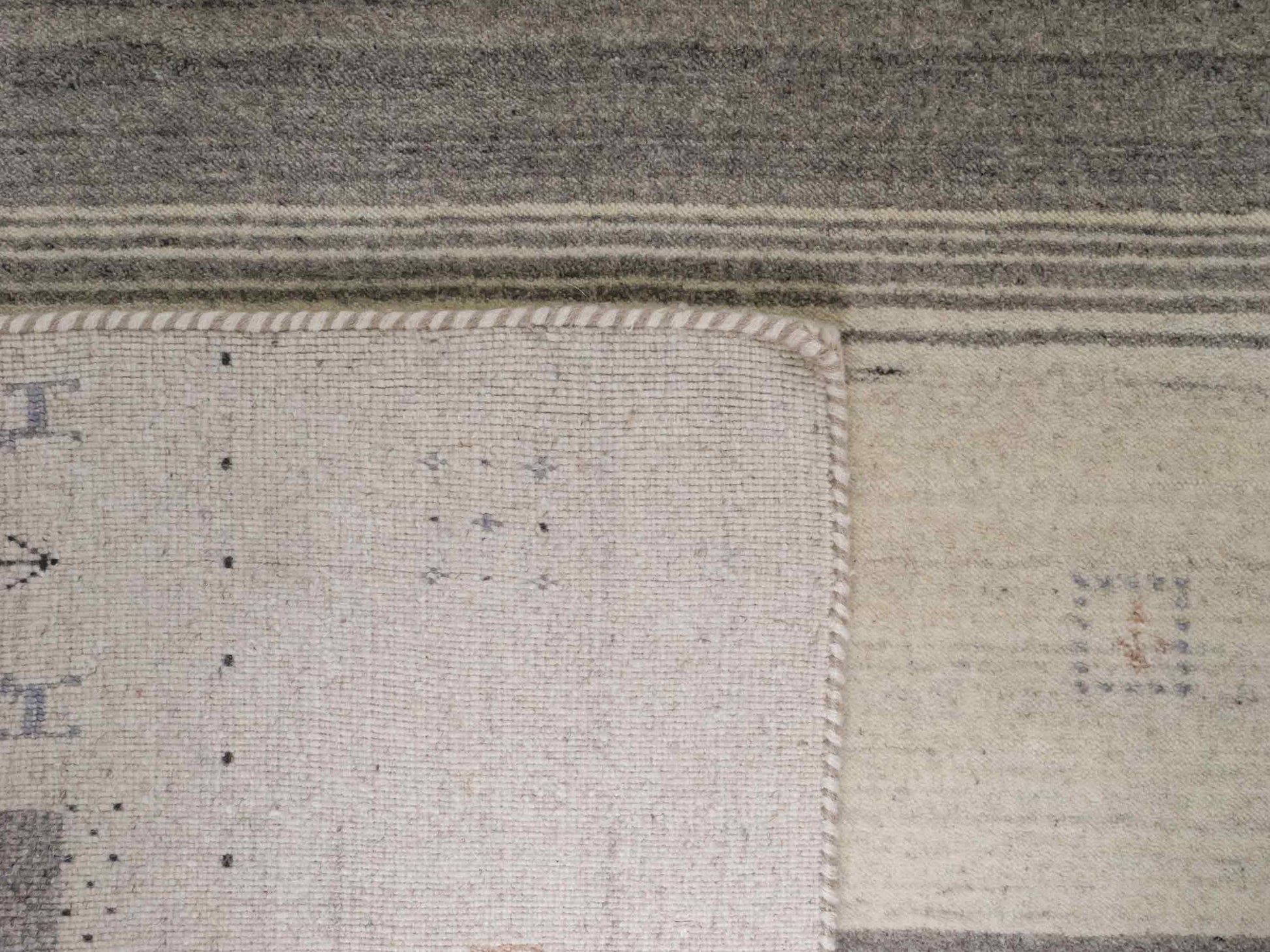 Moderner, Handloom Lori Gabbeh Orientteppich von Khademi aus Wolle mit Bambusseide, cremeweiß, grau, blau, braun. Nomaden-Design. Produziert in Indien. Größe: 241x172cm. Teppichnummer: KB4-1805. Verkauf durch Jupiter Intl.