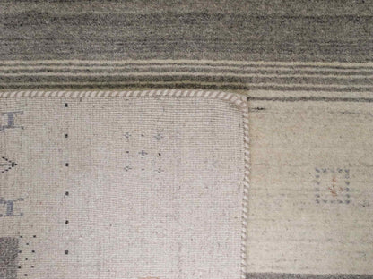 Moderner, Handloom Lori Gabbeh Orientteppich von Khademi aus Wolle mit Bambusseide, cremeweiß, grau, blau, braun. Nomaden-Design. Produziert in Indien. Größe: 241x172cm. Teppichnummer: KB4-1805. Verkauf durch Jupiter Intl.