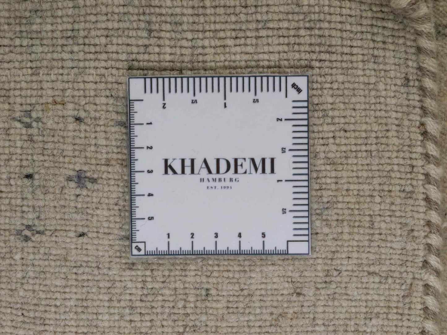 Moderner, Handloom Lori Gabbeh Orientteppich von Khademi aus Wolle mit Bambusseide, cremeweiß, grau, blau, braun. Nomaden-Design. Produziert in Indien. Größe: 241x172cm. Teppichnummer: KB4-1805. Verkauf durch Jupiter Intl.