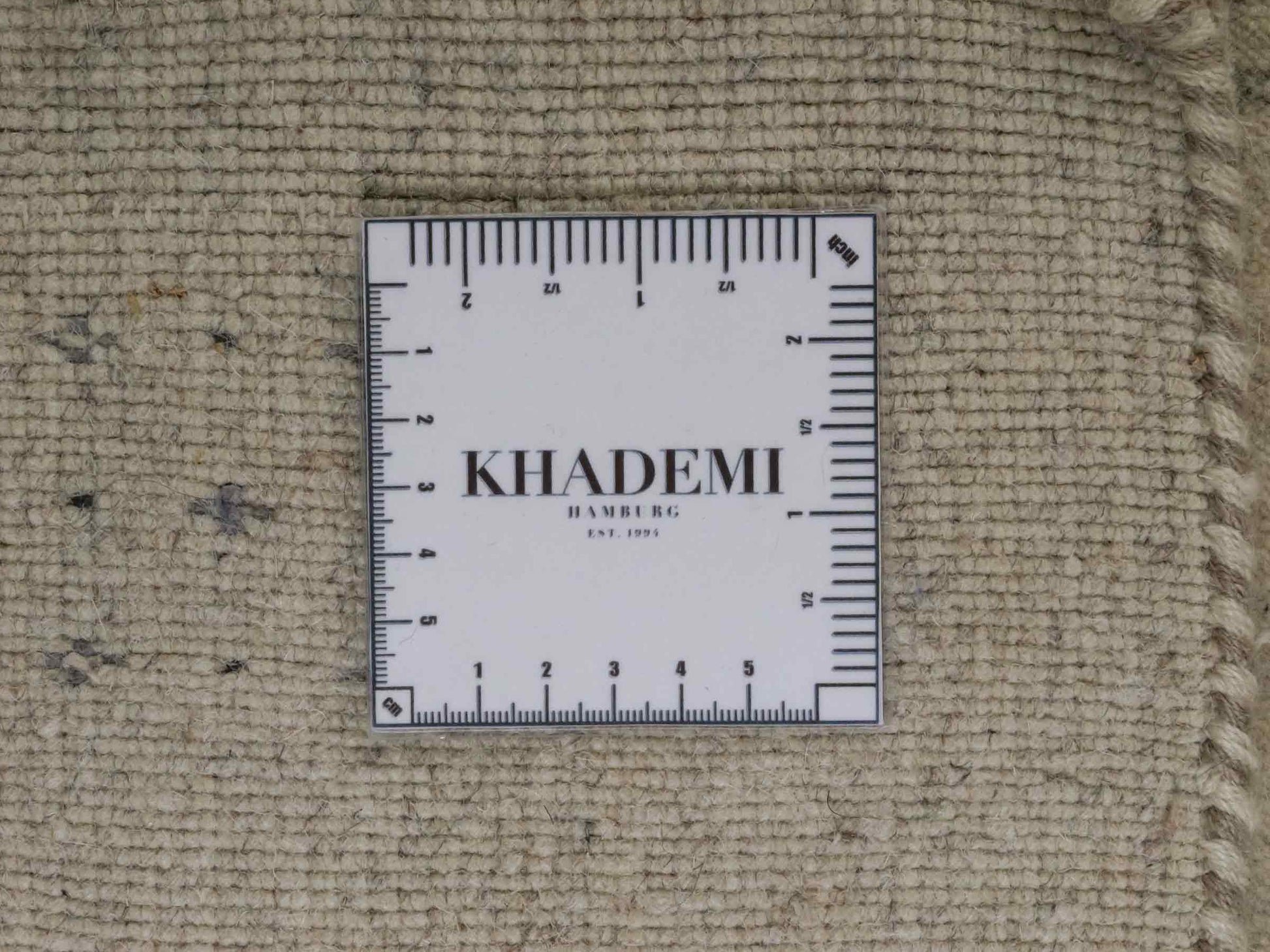 Moderner, Handloom Lori Gabbeh Orientteppich von Khademi aus Wolle mit Bambusseide, cremeweiß, grau, blau, braun. Nomaden-Design. Produziert in Indien. Größe: 241x172cm. Teppichnummer: KB4-1805. Verkauf durch Jupiter Intl.