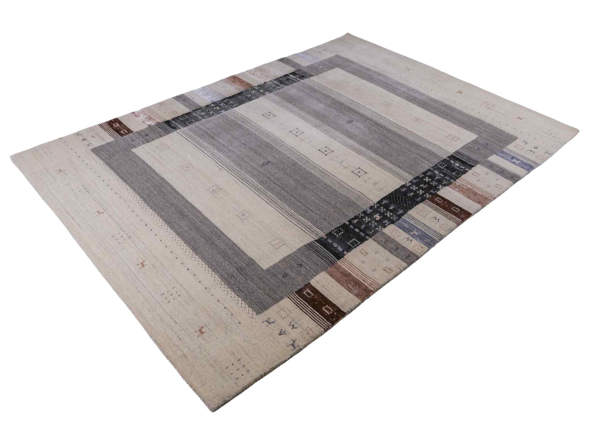 Moderner, Handloom Lori Gabbeh Orientteppich von Khademi aus Wolle mit Bambusseide, cremeweiß, grau, blau, braun. Nomaden-Design. Produziert in Indien. Größe: 241x172cm. Teppichnummer: KB4-1805. Verkauf durch Jupiter Intl.