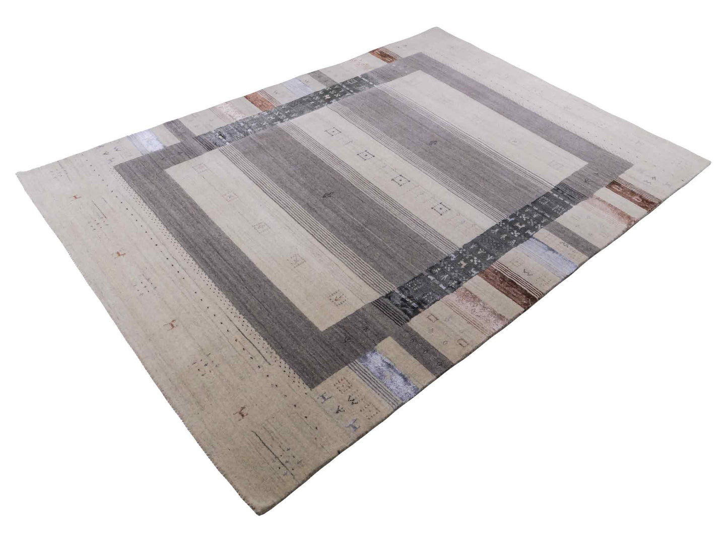 Moderner, Handloom Lori Gabbeh Orientteppich von Khademi aus Wolle mit Bambusseide, cremeweiß, grau, blau, braun. Nomaden-Design. Produziert in Indien. Größe: 241x172cm. Teppichnummer: KB4-1805. Verkauf durch Jupiter Intl.