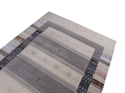 Moderner, Handloom Lori Gabbeh Orientteppich von Khademi aus Wolle mit Bambusseide, cremeweiß, grau, blau, braun. Nomaden-Design. Produziert in Indien. Größe: 241x172cm. Teppichnummer: KB4-1805. Verkauf durch Jupiter Intl.