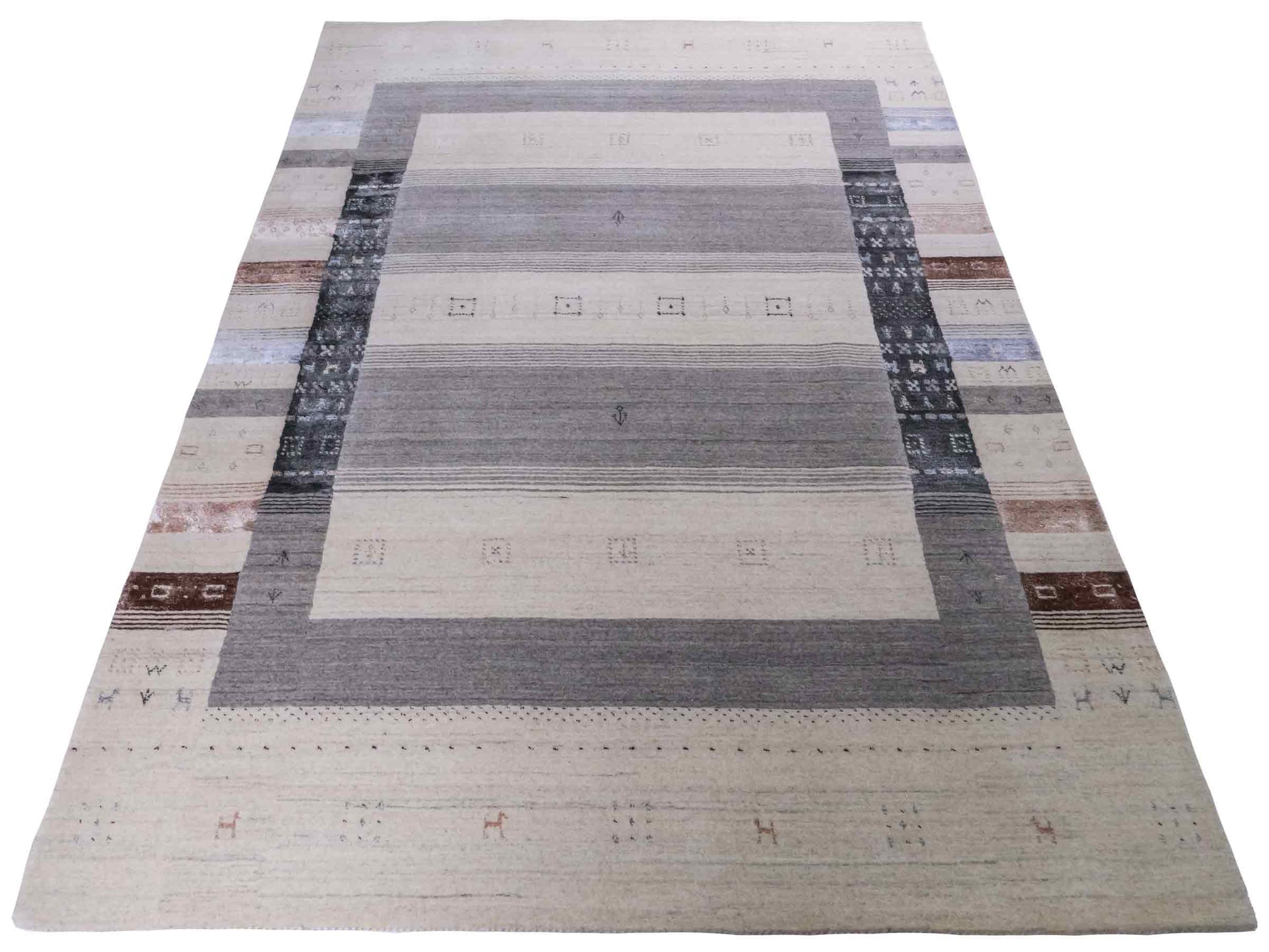 Moderner, Handloom Lori Gabbeh Orientteppich von Khademi aus Wolle mit Bambusseide, cremeweiß, grau, blau, braun. Nomaden-Design. Produziert in Indien. Größe: 241x172cm. Teppichnummer: KB4-1805. Verkauf durch Jupiter Intl.