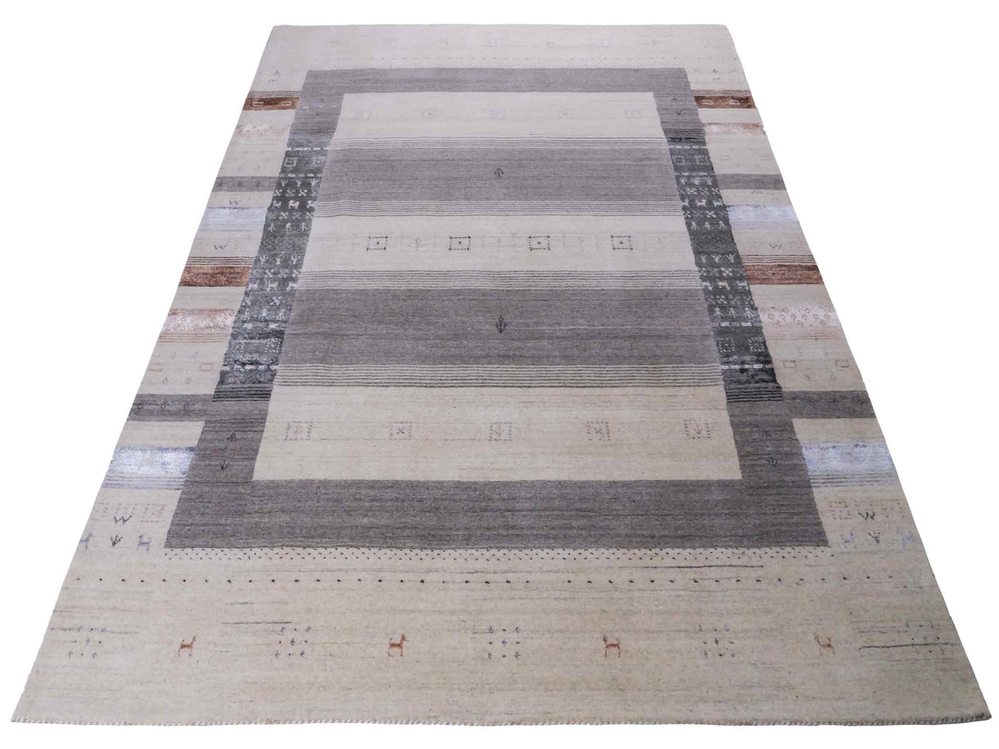 Moderner, Handloom Lori Gabbeh Orientteppich von Khademi aus Wolle mit Bambusseide, cremeweiß, grau, blau, braun. Nomaden-Design. Produziert in Indien. Größe: 241x172cm. Teppichnummer: KB4-1805. Verkauf durch Jupiter Intl.