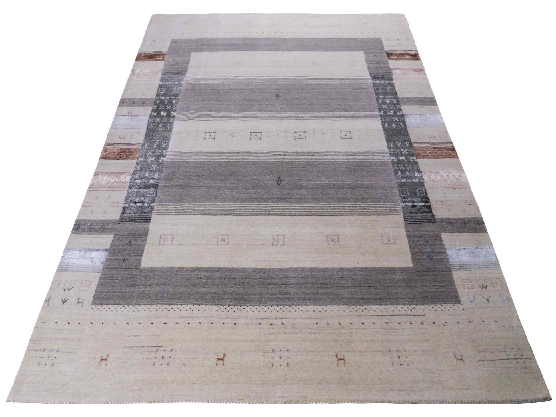 Moderner, Handloom Lori Gabbeh Orientteppich von Khademi aus Wolle mit Bambusseide, cremeweiß, grau, blau, braun. Nomaden-Design. Produziert in Indien. Größe: 241x172cm. Teppichnummer: KB4-1805. Verkauf durch Jupiter Intl.