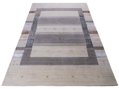 Moderner, Handloom Lori Gabbeh Orientteppich von Khademi aus Wolle mit Bambusseide, cremeweiß, grau, blau, braun. Nomaden-Design. Produziert in Indien. Größe: 241x172cm. Teppichnummer: KB4-1805. Verkauf durch Jupiter Intl.