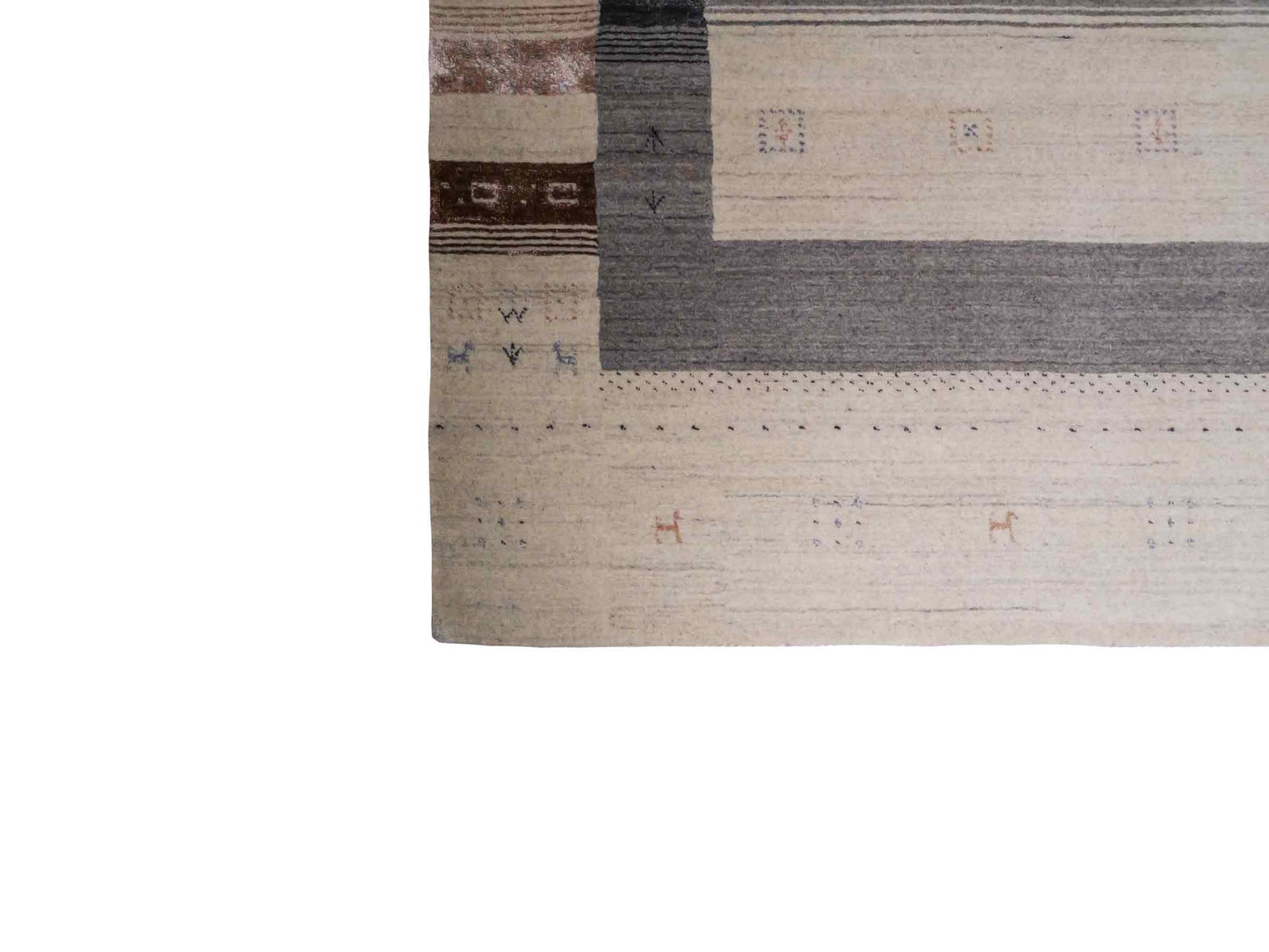 Moderner, Handloom Lori Gabbeh Orientteppich von Khademi aus Wolle mit Bambusseide, cremeweiß, grau, blau, braun. Nomaden-Design. Produziert in Indien. Größe: 241x172cm. Teppichnummer: KB4-1805. Verkauf durch Jupiter Intl.