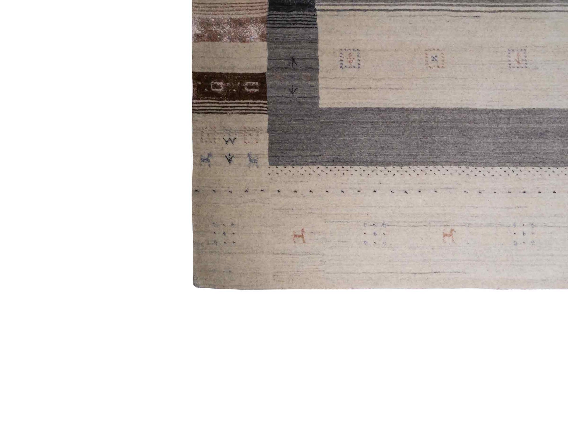 Moderner, Handloom Lori Gabbeh Orientteppich von Khademi aus Wolle mit Bambusseide, cremeweiß, grau, blau, braun. Nomaden-Design. Produziert in Indien. Größe: 241x172cm. Teppichnummer: KB4-1805. Verkauf durch Jupiter Intl.