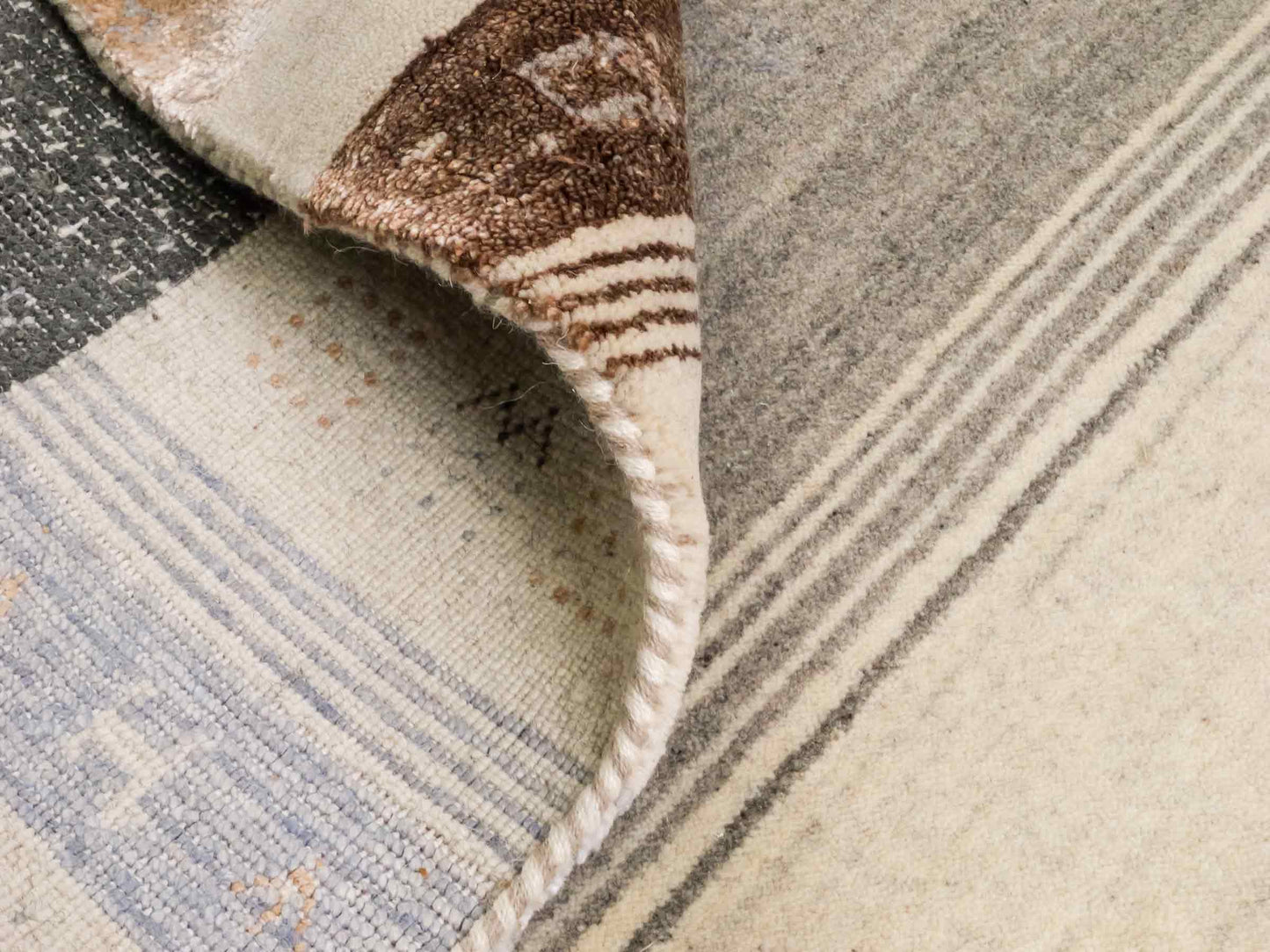 Moderner, Handloom Lori Gabbeh Orientteppich von Khademi aus Wolle mit Bambusseide, cremeweiß, grau, blau, braun. Nomaden-Design. Produziert in Indien. Größe: 241x172cm. Teppichnummer: KB4-1805. Verkauf durch Jupiter Intl.