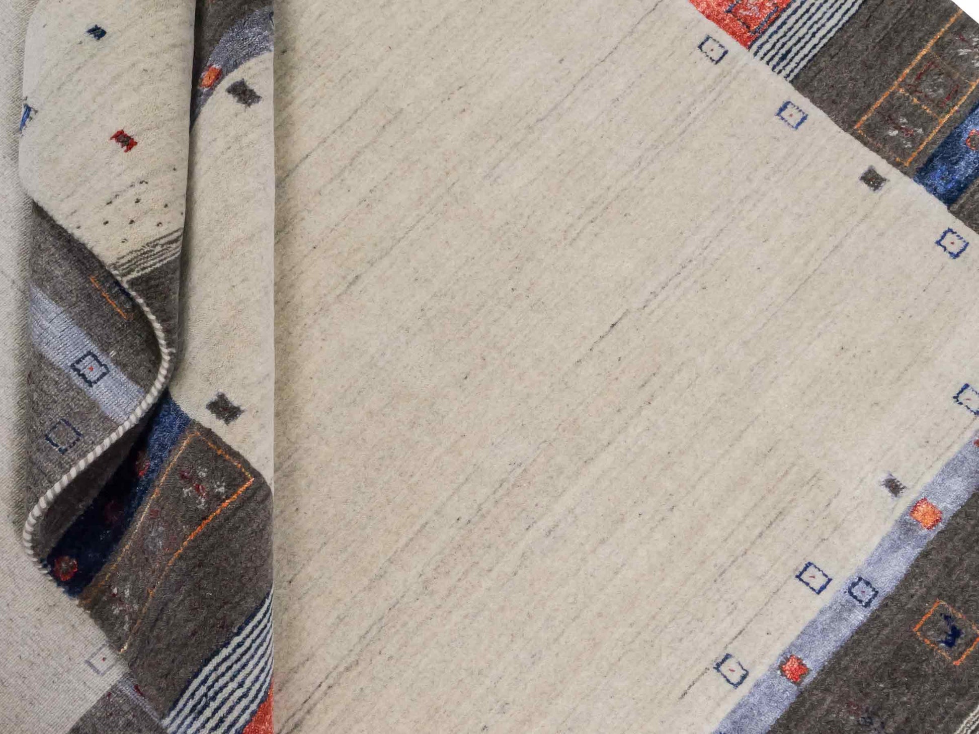 Moderner, Handloom Lori Gabbeh Orientteppich von Khademi aus Wolle mit Bambusseide, cremeweiß, grau, mehrfarbig. Geometrisches Nomaden-Design. Produziert in Indien. Größe: 241x173cm. Teppichnummer: KB4-1812. Verkauf durch Jupiter Intl.