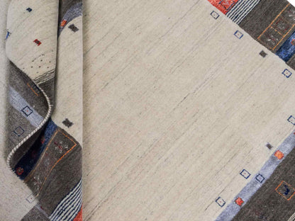 Moderner, Handloom Lori Gabbeh Orientteppich von Khademi aus Wolle mit Bambusseide, cremeweiß, grau, mehrfarbig. Geometrisches Nomaden-Design. Produziert in Indien. Größe: 241x173cm. Teppichnummer: KB4-1812. Verkauf durch Jupiter Intl.