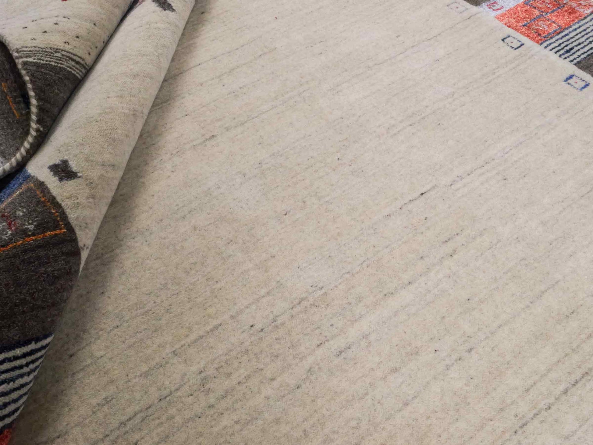 Moderner, Handloom Lori Gabbeh Orientteppich von Khademi aus Wolle mit Bambusseide, cremeweiß, grau, mehrfarbig. Geometrisches Nomaden-Design. Produziert in Indien. Größe: 241x173cm. Teppichnummer: KB4-1812. Verkauf durch Jupiter Intl.