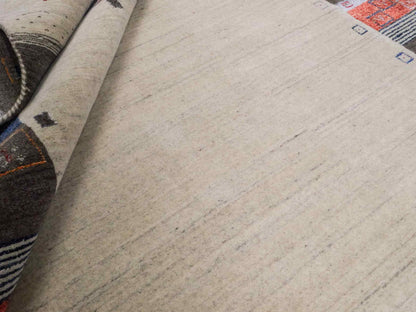 Moderner, Handloom Lori Gabbeh Orientteppich von Khademi aus Wolle mit Bambusseide, cremeweiß, grau, mehrfarbig. Geometrisches Nomaden-Design. Produziert in Indien. Größe: 241x173cm. Teppichnummer: KB4-1812. Verkauf durch Jupiter Intl.