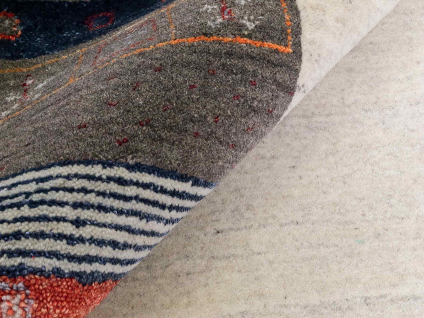 Moderner, Handloom Lori Gabbeh Orientteppich von Khademi aus Wolle mit Bambusseide, cremeweiß, grau, mehrfarbig. Geometrisches Nomaden-Design. Produziert in Indien. Größe: 241x173cm. Teppichnummer: KB4-1812. Verkauf durch Jupiter Intl.