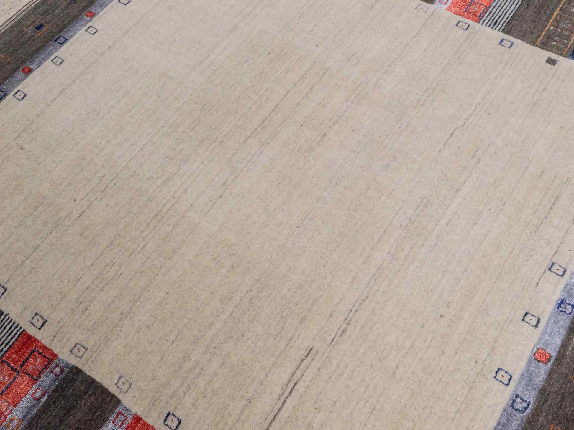 Moderner, Handloom Lori Gabbeh Orientteppich von Khademi aus Wolle mit Bambusseide, cremeweiß, grau, mehrfarbig. Geometrisches Nomaden-Design. Produziert in Indien. Größe: 241x173cm. Teppichnummer: KB4-1812. Verkauf durch Jupiter Intl.