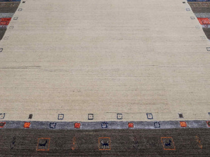 Moderner, Handloom Lori Gabbeh Orientteppich von Khademi aus Wolle mit Bambusseide, cremeweiß, grau, mehrfarbig. Geometrisches Nomaden-Design. Produziert in Indien. Größe: 241x173cm. Teppichnummer: KB4-1812. Verkauf durch Jupiter Intl.