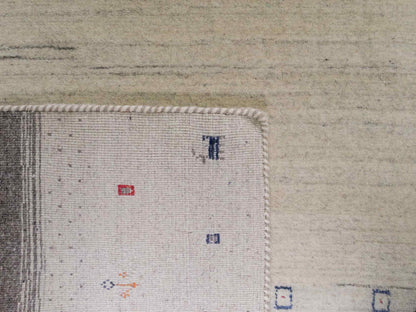 Moderner, Handloom Lori Gabbeh Orientteppich von Khademi aus Wolle mit Bambusseide, cremeweiß, grau, mehrfarbig. Geometrisches Nomaden-Design. Produziert in Indien. Größe: 241x173cm. Teppichnummer: KB4-1812. Verkauf durch Jupiter Intl.