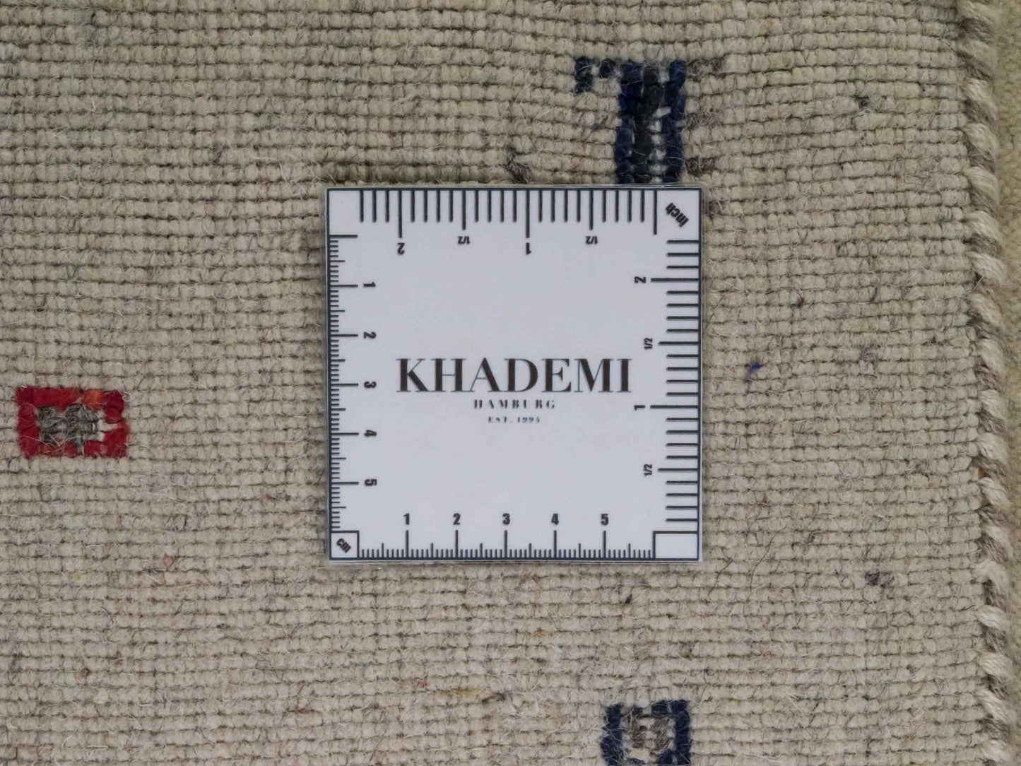 Moderner, Handloom Lori Gabbeh Orientteppich von Khademi aus Wolle mit Bambusseide, cremeweiß, grau, mehrfarbig. Geometrisches Nomaden-Design. Produziert in Indien. Größe: 241x173cm. Teppichnummer: KB4-1812. Verkauf durch Jupiter Intl.