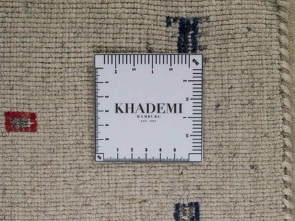 Moderner, Handloom Lori Gabbeh Orientteppich von Khademi aus Wolle mit Bambusseide, cremeweiß, grau, mehrfarbig. Geometrisches Nomaden-Design. Produziert in Indien. Größe: 241x173cm. Teppichnummer: KB4-1812. Verkauf durch Jupiter Intl.