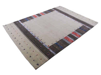 Moderner, Handloom Lori Gabbeh Orientteppich von Khademi aus Wolle mit Bambusseide, cremeweiß, grau, mehrfarbig. Geometrisches Nomaden-Design. Produziert in Indien. Größe: 241x173cm. Teppichnummer: KB4-1812. Verkauf durch Jupiter Intl.