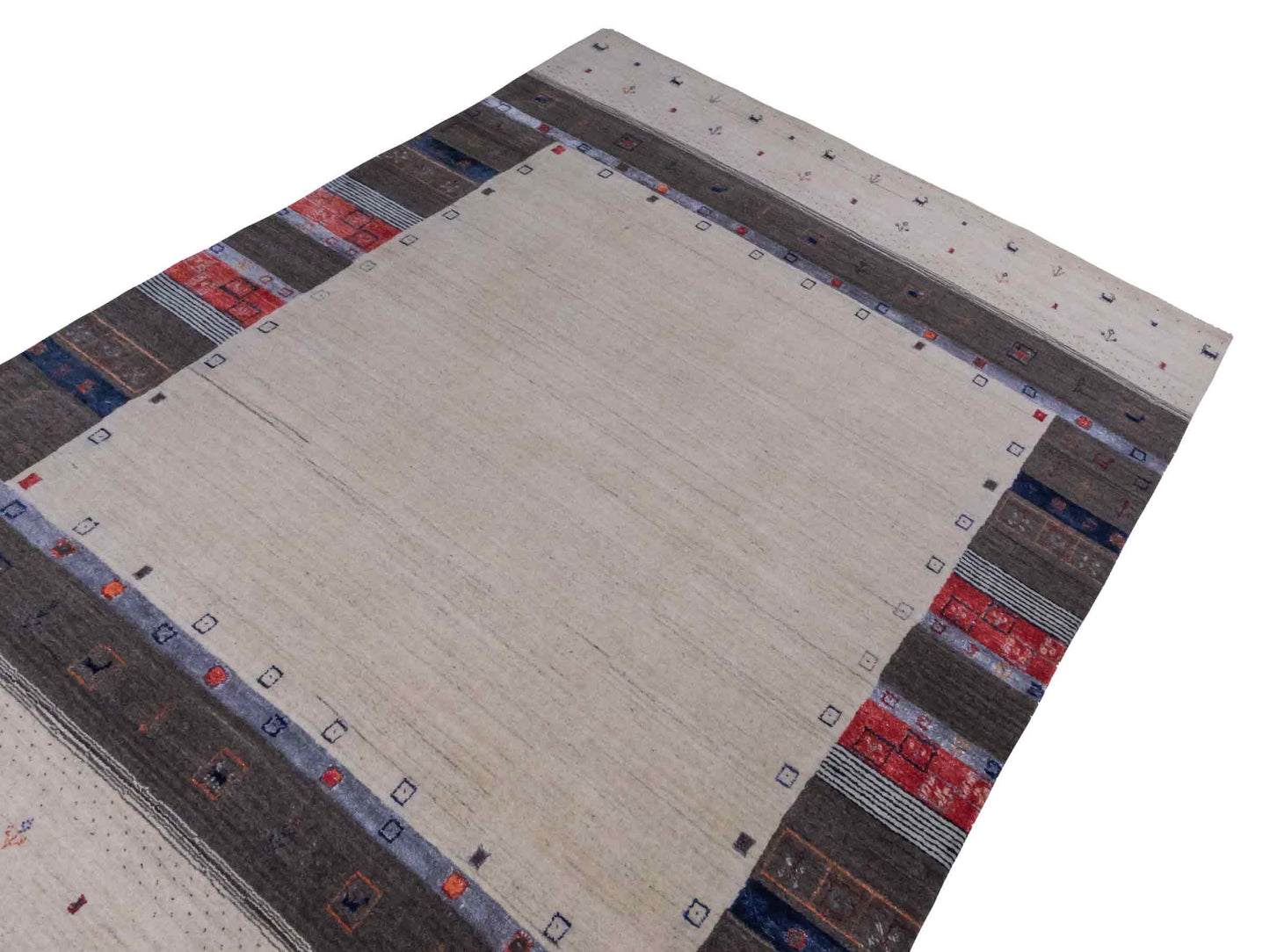 Moderner, Handloom Lori Gabbeh Orientteppich von Khademi aus Wolle mit Bambusseide, cremeweiß, grau, mehrfarbig. Geometrisches Nomaden-Design. Produziert in Indien. Größe: 241x173cm. Teppichnummer: KB4-1812. Verkauf durch Jupiter Intl.