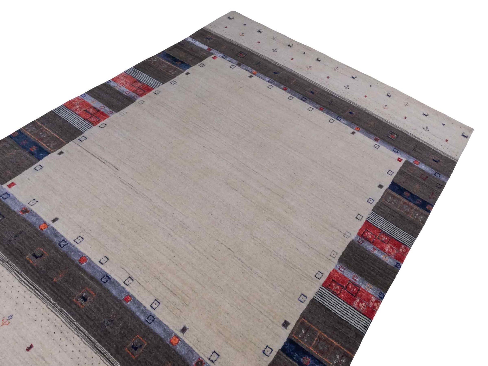 Moderner, Handloom Lori Gabbeh Orientteppich von Khademi aus Wolle mit Bambusseide, cremeweiß, grau, mehrfarbig. Geometrisches Nomaden-Design. Produziert in Indien. Größe: 241x173cm. Teppichnummer: KB4-1812. Verkauf durch Jupiter Intl.