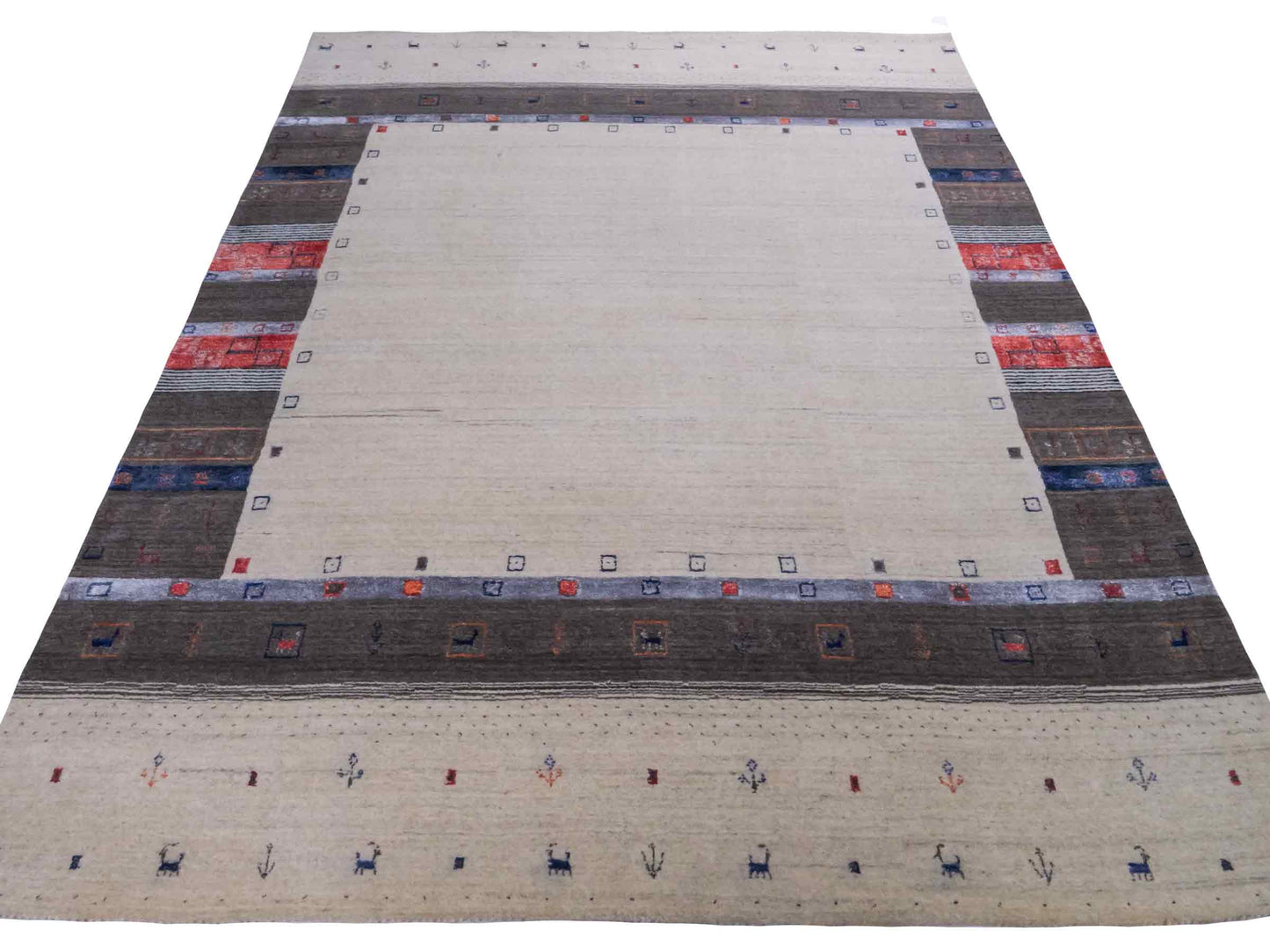 Moderner, Handloom Lori Gabbeh Orientteppich von Khademi aus Wolle mit Bambusseide, cremeweiß, grau, mehrfarbig. Geometrisches Nomaden-Design. Produziert in Indien. Größe: 241x173cm. Teppichnummer: KB4-1812. Verkauf durch Jupiter Intl.