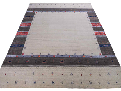 Moderner, Handloom Lori Gabbeh Orientteppich von Khademi aus Wolle mit Bambusseide, cremeweiß, grau, mehrfarbig. Geometrisches Nomaden-Design. Produziert in Indien. Größe: 241x173cm. Teppichnummer: KB4-1812. Verkauf durch Jupiter Intl.