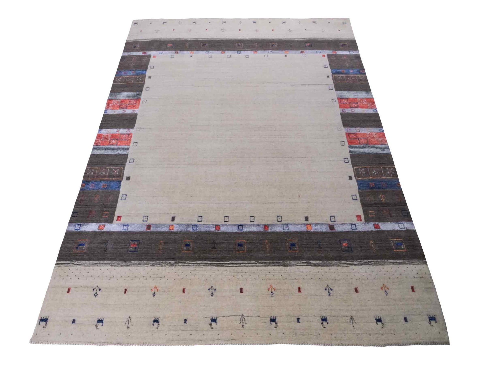 Moderner, Handloom Lori Gabbeh Orientteppich von Khademi aus Wolle mit Bambusseide, cremeweiß, grau, mehrfarbig. Geometrisches Nomaden-Design. Produziert in Indien. Größe: 241x173cm. Teppichnummer: KB4-1812. Verkauf durch Jupiter Intl.