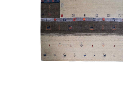 Moderner, Handloom Lori Gabbeh Orientteppich von Khademi aus Wolle mit Bambusseide, cremeweiß, grau, mehrfarbig. Geometrisches Nomaden-Design. Produziert in Indien. Größe: 241x173cm. Teppichnummer: KB4-1812. Verkauf durch Jupiter Intl.